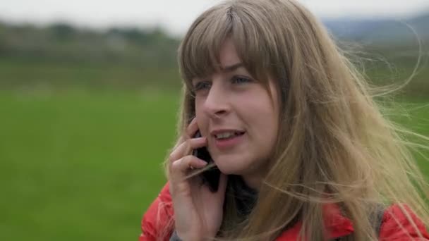 Mujer Joven Recibiendo Una Llamada Telefónica Mientras Está Pie Paisaje — Vídeos de Stock