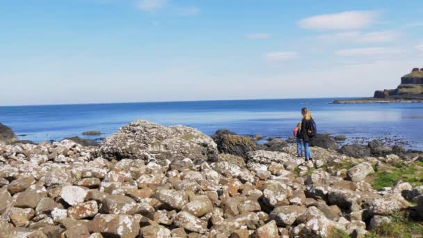Dua Gadis Berjalan Sepanjang Tepi Terkenal Cliffs Moher — Stok Video