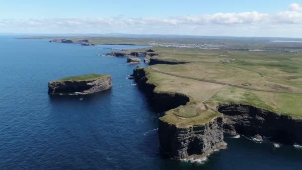 Rlanda Ünlü Anne Cliffs Boyunca Uçuş — Stok video