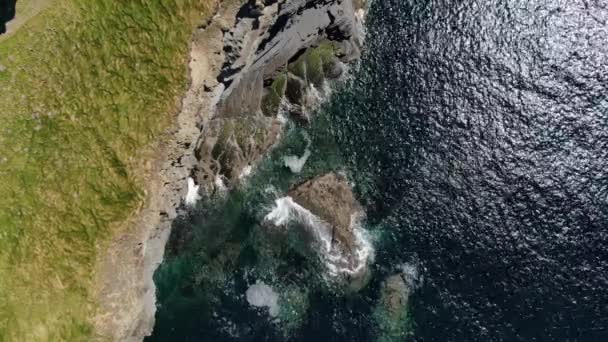 Полет Вдоль Знаменитых Скал Матери Ирландии — стоковое видео