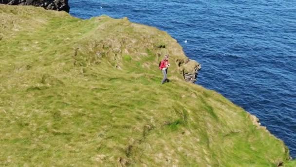 Jonge Vrouw Die Geniet Van Prachtige Groene Natuur Van Ierland — Stockvideo