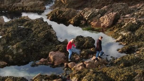 Δύο Κορίτσια Περπατούν Βράχους Στο Κόζγουεϊ Κόστ Στη Βόρεια Ιρλανδία — Αρχείο Βίντεο