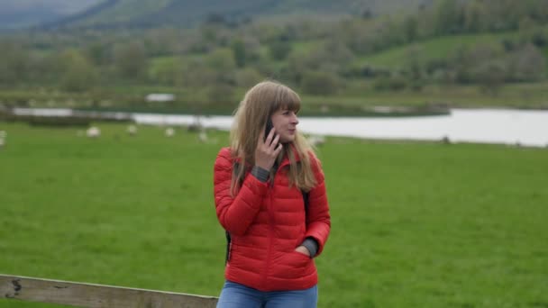 Mujer Joven Recibiendo Una Llamada Telefónica Mientras Está Pie Paisaje — Vídeos de Stock