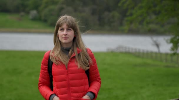 Mujer Joven Disfrutando Maravillosa Naturaleza Verde Irlanda — Vídeos de Stock