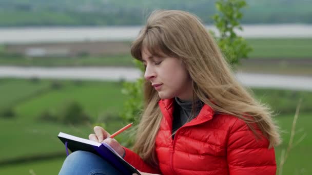 Νεαρή Γυναίκα Που Απολαμβάνει Την Υπέροχη Πράσινη Φύση Της Ιρλανδίας — Αρχείο Βίντεο