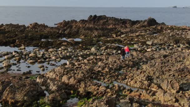 Duas Garotas Andando Sobre Rochas Causeway Coast Irlanda Norte — Vídeo de Stock