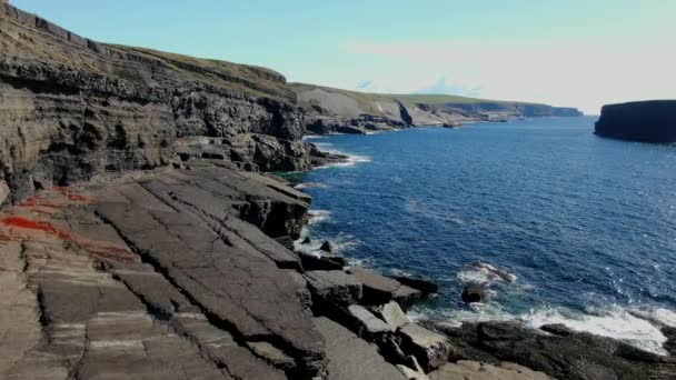 飞行在美丽的岩石海岸马林头在爱尔兰 旅行镜头 — 图库视频影像