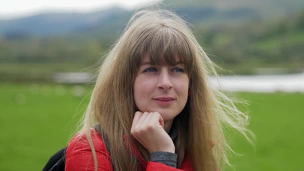 Młoda Kobieta Ciesząca Się Wspaniałą Zieloną Naturą Irlandii — Wideo stockowe
