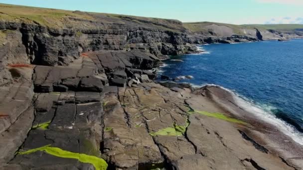 アイルランドのマリンヘッドの美しい岩の海岸上の飛行 旅行映像 — ストック動画