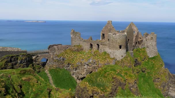 アイルランドの有名なカッセルの岩 旅行映像 — ストック動画
