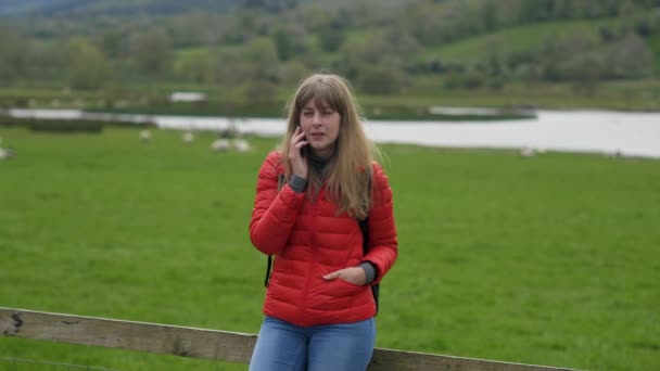 Ung Kvinna Njuter Den Underbara Gröna Naturen Irland — Stockvideo