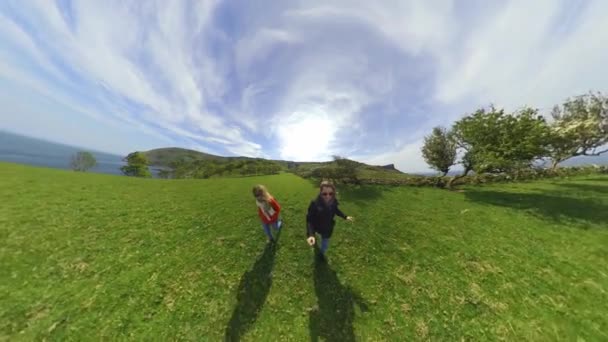 Dwie Kobiety Robią 360 Stopni Wideo Irlandzkim Zachodnim Wybrzeżu — Wideo stockowe