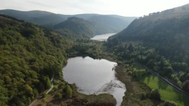 İrlanda'nın Wicklow dağlarında Glendalough'daki göller  