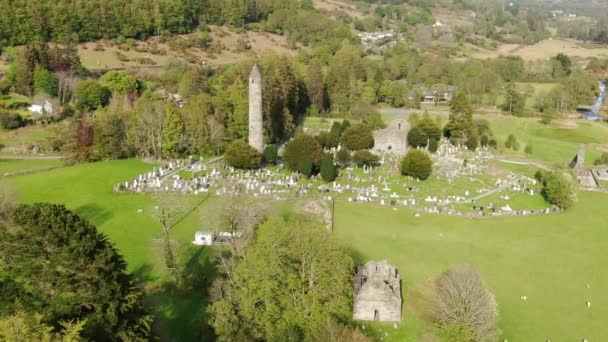 Glendalogh Desde Arriba Vuelo Sobre Famoso Hito Las Montañas Irlandesas — Vídeo de stock