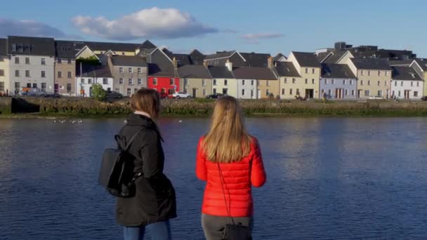 Κορίτσια Ένα Ταξίδι Διακοπών Στην Πόλη Του Γκάλγουεϊ Της Ιρλανδίας — Αρχείο Βίντεο