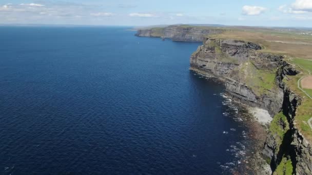 Flygutsikt Över Berömda Cliffs Moher Irland — Stockvideo