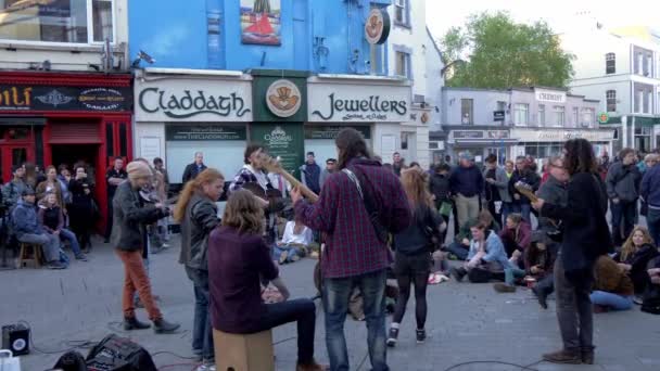 Muzycy Uliczni Mieście Galway Ireland Galway Claddagh Irlandia Maja 2019 — Wideo stockowe