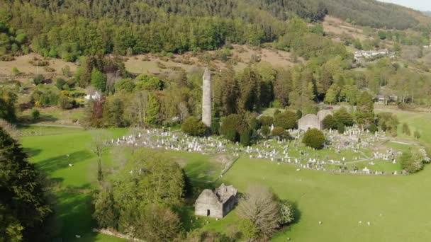 Drone Flygning Över Glendalough Den Berömda Landmärke Irland — Stockvideo