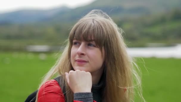 年轻女子欣赏爱尔兰美妙的绿色天性 — 图库视频影像