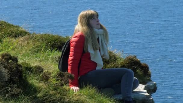 Jeune Femme Appréciant Merveilleuse Nature Verte Irlande — Video