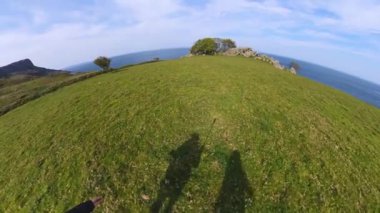 360 derece kamera ile Iki kız İrlanda batı kıyısı boyunca yürümek - seyahat fotoğrafçılığı