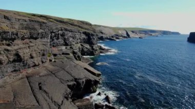 İrlanda'da Kilkee Kayalıkları havadan görünümünde  