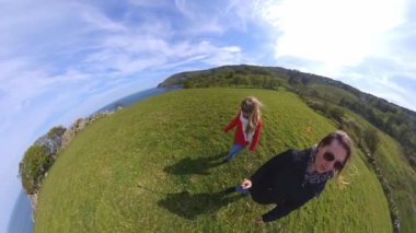 İki kadın İrlanda batı kıyısında 360 derece videolar yapmak 