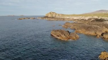 İrlanda Malin Head güzel kayalık sahil üzerinde Uçuş - seyahat görüntüleri