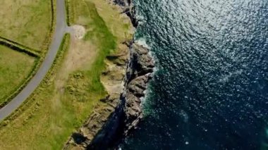 İrlanda'da Kilkee Kayalıkları havadan görünümünde  