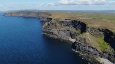 İrlanda'da ünlü Moher Kayalıkları üzerinde havadan görünümü 