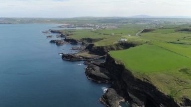Kuzey İrlanda'da Dunluce Kalesi - havadan görünüm - seyahat görüntüleri
