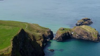 Kuzey İrlanda'da Carrick-A-Rede Rope Bridge üzerinde havadan görünümü