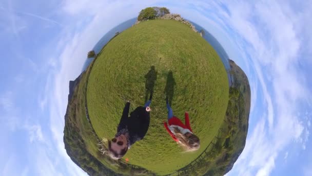 Pequeno Planeta Tiro Duas Meninas Costa Oeste Irlanda Viagens Fotografia — Vídeo de Stock