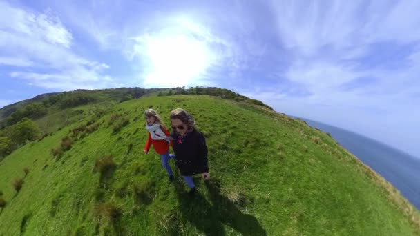 两个女孩与360度相机沿着爱尔兰西海岸散步 旅行摄影 — 图库视频影像