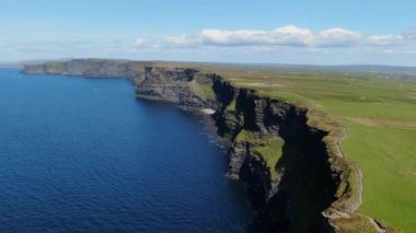 İrlanda'da ünlü Moher Kayalıkları üzerinde havadan görünümü 