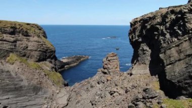 İrlanda Malin Head güzel kayalık sahil üzerinde Uçuş - seyahat görüntüleri