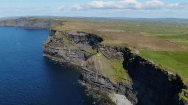 İrlanda'da ünlü Moher Kayalıkları üzerinde havadan görünümü 
