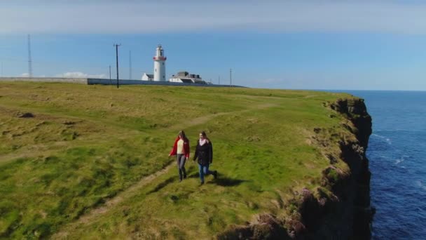 Duas Garotas Irlanda Caminham Beira Das Falésias — Vídeo de Stock