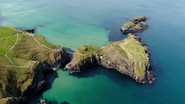 Flug Über Die Seilbrücke Carrick Rede Ein Berühmtes Wahrzeichen Nordirland — Stockvideo