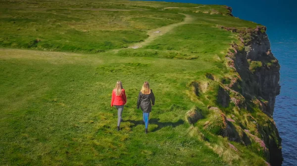 Two Girls Ireland Walk Edge Cliffs — Stock Photo, Image