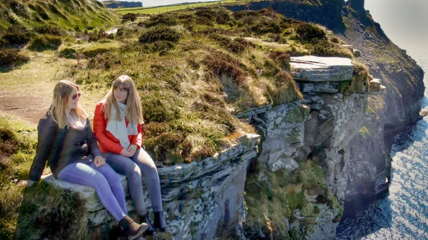 Two Girls Sit Edge Famous Cliffs Moher Ireland Travel Photography — Stock Photo, Image