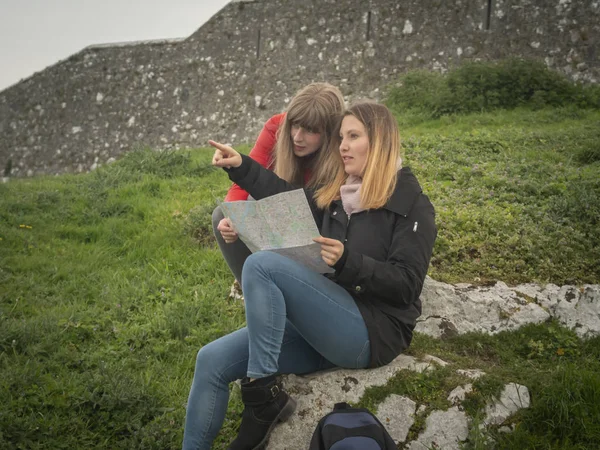 Dwie Dziewczyny Ich Drodze Irlandii Odwiedzić Słynny Rock Cashel Fotografia — Zdjęcie stockowe