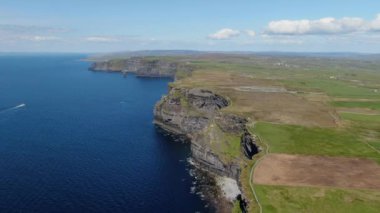 İrlanda'da ünlü Moher Kayalıkları üzerinde havadan görünümü  