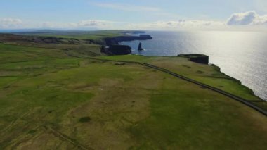 İrlanda'da Kilkee Kayalıkları havadan görünümünde  