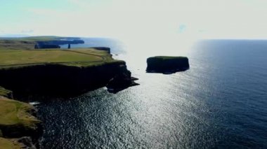 İrlanda'da Kilkee Kayalıkları havadan görünümünde 
