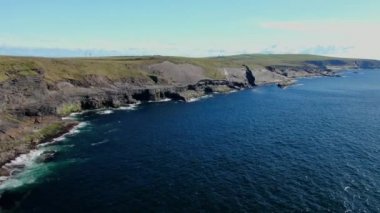 İrlanda'da Kilkee Kayalıkları havadan görünümünde 