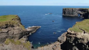İrlanda'nın batı kıyısında güzel Kilkee Kayalıkları  