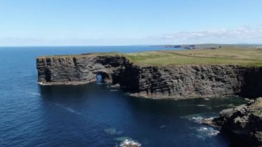 İrlanda'nın batı kıyısında güzel Kilkee Kayalıkları 