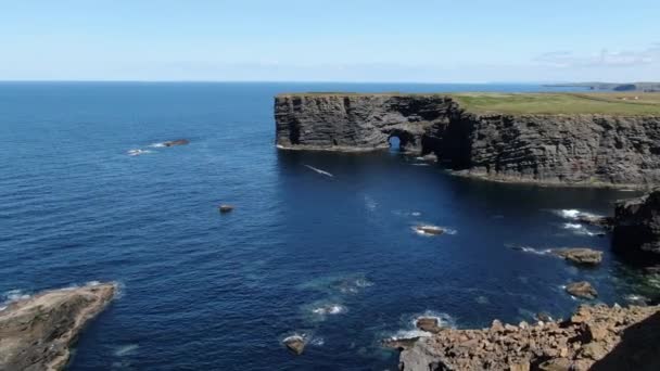 Kaunis Kilkee Cliffs Länsirannikolla Irlannissa — kuvapankkivideo