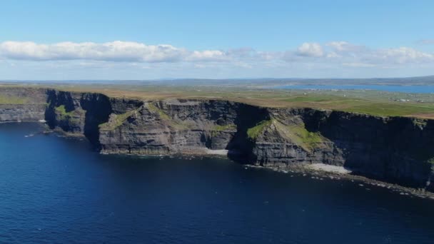 アイルランドのモハーの有名な崖の上の航空写真 — ストック動画